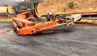 Karakuş rampasında korkutan kaza: Tonlarca ağırlıktaki iş makinesi yolu kilitledi