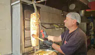 İskenderun'da ezber bozan girişim: Üniversite mezunu gençten 100 TL'ye döner ve askıda yemek dayanışması