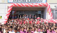 Bingöl'de ders zili heyecanı: Minik öğrencilere çiçekli karşılama