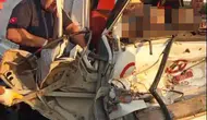 TAG Otoyolu'nda feci kaza: Kamyonet TIR'ın altına girdi