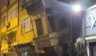 Bakırköy'de korku dolu anlar: Metruk binanın üst katı saniyeler içinde sokağa yığıldı