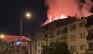Etimesgut'ta gece yarısı paniği: Apartman çatısı alevlere teslim oldu