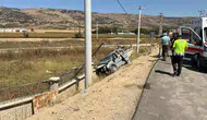 Eskişehir yolunda korkunç kaza: Aynı aileden üç kişi beton duvara çarptı