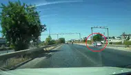 Manavgat'ta dehşet anları: Otomobilin ani manevrası motosikletliyi yola savurdu