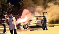 Seyir halindeki otomobil bir anda alev topuna döndü