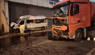 Ümraniye'de sabahın ilk ışıklarında korkunç kaza: Trafik lambasını deviren çarpışma