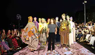 Galataport'ta Yıldızlar Geçidi: Ünlü İsimler Eşarp Defilesinde Podyumun Tozunu Attırdı