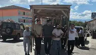 Fatih Sultan Mehmet'in gemileri karadan yürütmesi gibi: Öğretmenler dev kamelyayı omuzlarında taşıdı