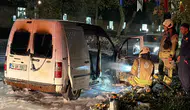 Dolmabahçe Caddesi'nde gece yarısı korkutan anlar: Seyir halindeki araç alevlere teslim oldu
