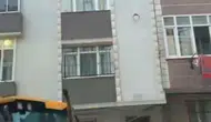 Sultangazi'de korku dolu anlar: İnşaat kazısı yan binayı yerinden oynattı