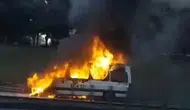 Sabah trafiğinde korku dolu anlar: Servis aracı alev topuna döndü