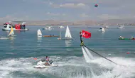 Van Gölü'nde Gökyüzüne Yükselen Ay-Yıldız: Gençlik Festivalinde Adrenalin Dolu Anlar
