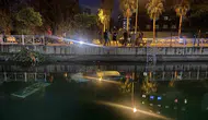 Adana'da saniyelerle yarış: Kanalın sularına gömülen aracı vatandaşlar kurtardı