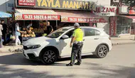 Denetim noktasında şaşkına çeviren ihlal: Polislerin hemen yanında ters yöne daldı