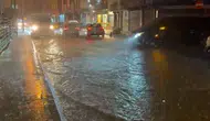 İstanbul'da akşam saatlerinde kabus: Araçlar su birikintileri arasında mahsur kaldı