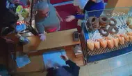 Bağcılar'da fırıncı kadına dehşet dolu anlar: Çocuklarının gözü önünde saldırıya uğradı