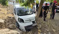 Yolculuk kabusa döndü: Ağaca çarpan araçta iki kişi yaralandı