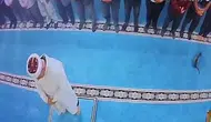 İbadethanede vicdansızlık: Namaz sırasında kediye attığı tekme pahalıya patladı