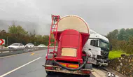 Düzce'de yağmurun etkisiyle kontrolden çıkan tır yolu kapattı