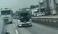 Bursa trafiğinde akıllara durgunluk veren görüntü: Hareket halindeki aracın kaputuna uzandı