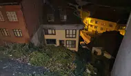 Eyüpsultan'da gece yarısı paniği: Toprak kayması nedeniyle apartman boşaltıldı