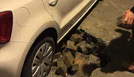 İstanbul'da gece mesaisi: Sağanak yolları göle çevirdi, araçlar çukurlara saplandı