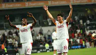 Galatasaray'da galibiyet coşkusu: Yeni yıldızlar ilk kez tribünleri selamladı