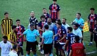 Düzce'de futbol şöleni yarıda kaldı: Hakeme isabet eden cisim maçı bitirdi