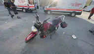 Sanayi sitesindeki kavşakta dehşet anları: İki motosikletin çarpışması kamerada