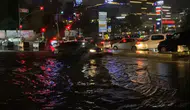 İstanbul'da akşam saatlerinde aniden bastıran sağanak hayatı felç etti