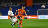 Başakşehir Fatih Terim Stadyumu'nda Erken Gelen Fırtına: Turuncu-Lacivertliler İlk Yarıyı İki Golle Kapattı