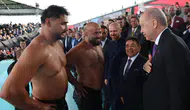 Er meydanında duygusal anlar: Cumhurbaşkanı Erdoğan küçük pehlivanla yakından ilgilendi