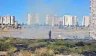 Alevler yükselirken o istifini bozmadı: Yangın yerinde salça mesaisi