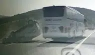 TEM Otoyolu'nda dehşet anları: Kontrolden çıkan araç otobüsün önüne savruldu