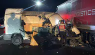 TEM Otoyolu'nda gece yarısı dehşeti: Minibüs TIR'a çarptı