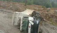 Bolu'da yağmur kazaya davetiye çıkardı: Hafriyat kamyonu yoldan çıktı