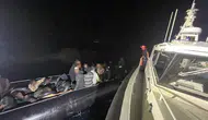 Ege Denizi'nde gece yarısı operasyonu: 56 göçmen kıskıvrak yakalandı