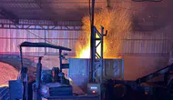 Kayseri'deki kereste fabrikasında korkutan yangın: Alevler makineyi sardı