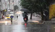 Efeler'de aniden bastıran sağanak hayatı felç etti