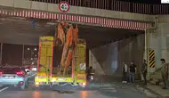 Tırın lastiklerini indirdiler: Üst geçide sıkışan dev aracı böyle kurtardılar