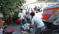 Kuşadası'nda sokak ortasında hurda yığını: Zabıta ekipleri harekete geçti