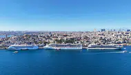 İstanbul Boğazı'nda dev buluşma: Üç dev kruvaziyer aynı anda limana demirledi