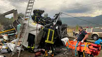 Tosya yolunda dehşet anları: Kargo kamyonu 25 metreden uçtu