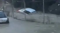 Sarıyer’deki sel felaketinde dehşet anları: Sürüklenen aracın içindeki çaresizliği kaydettiler