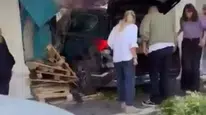 Kadıköy'de dehşet anları: Kontrolden çıkan otomobil marketin içine daldı