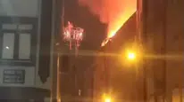 Esenler'de gece yarısı korkutan alevler: Beş katlı binanın çatısı küle döndü