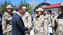Erzurum Valisi saha görevindeki güvenlik güçleriyle bayramlaştı