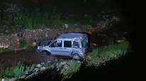 Malatya’da direksiyon hakimiyeti kayboldu araç dereye devrildi
