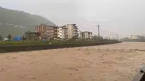 Trabzon Araklı'da sel felaketi yolları kapattı