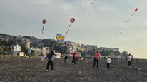 Zonguldak sahiline umut uçurtmalarıyla mesaj gönderdiler